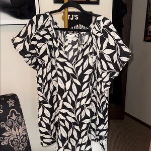 Ava & Viv Black and White Leaf Print Blouse